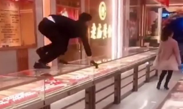 ممثلة صينية  تسرق محل مجوهرات