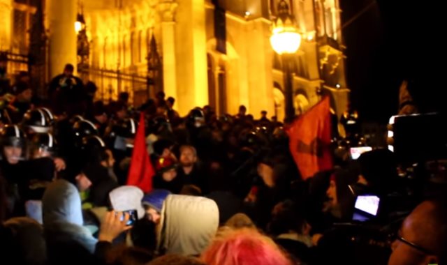 مظاهرات بمحيط البرلمان المجرى 