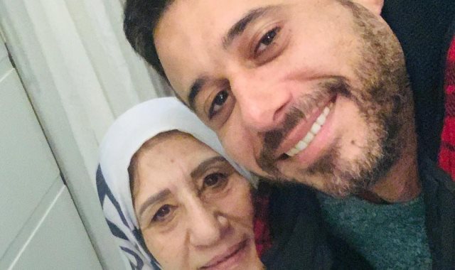 أحمد السعدنى ووالدته