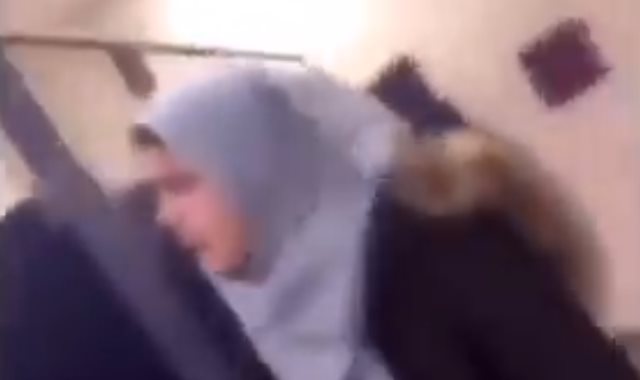 لاجئة سورية محجبة تتعرض للضرب فى المدرسة بأمريكا