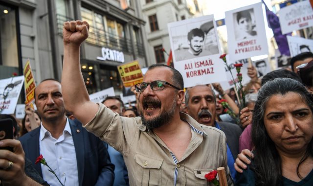 الأتراك يهتفون ضد أردوغان فى إسطنبول: "لسنا عبيد"