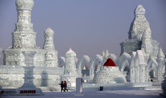سكان شرق الصين يصنعون ضبابا جليديا 