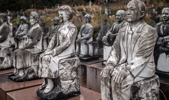 800 تمثال بالحديقة الحجرية باليابان