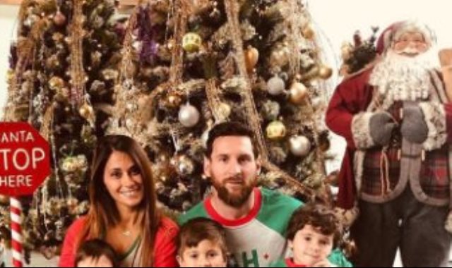 ميسى وأبناءه وزوجته يحتفلون بعيد الميلاد