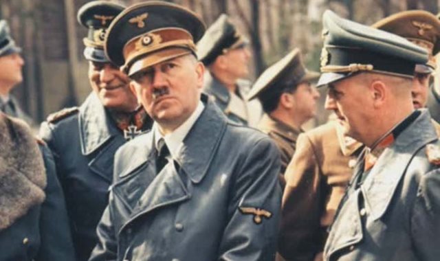  الزعيم النازي هتلر