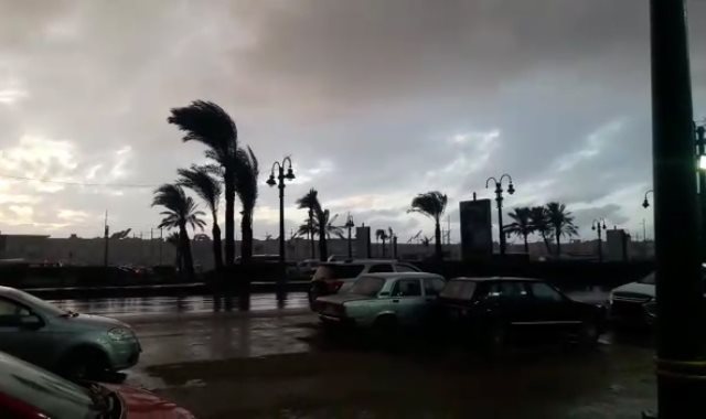 أمطار غزيرة وطقس غير مستقر يضرب الإسكندرية