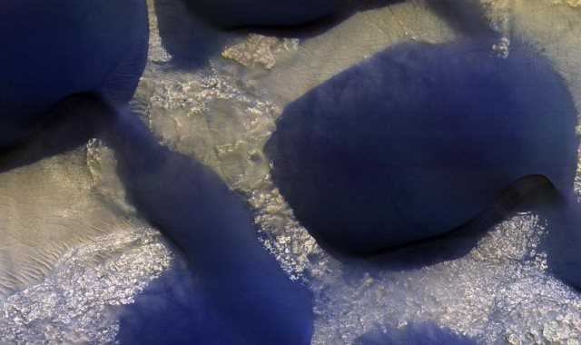 كثبان رملية زرقاء بسطح المريخ