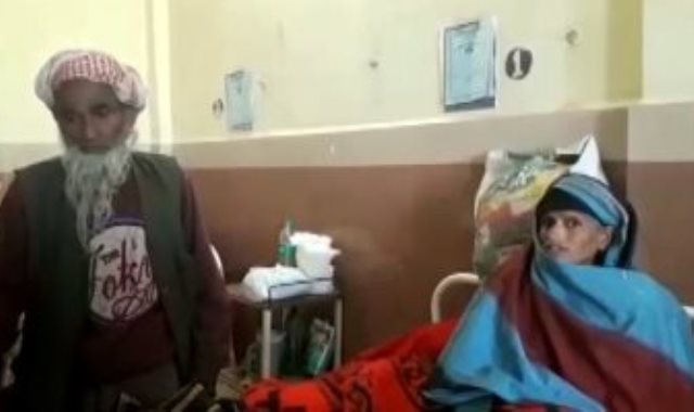 الأم مع زوجها فى المستشفى بعد ولادتها