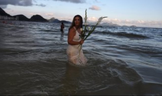 إحدى جميلات البرازيل على الشواطئ احتفالا بالعام الجديد