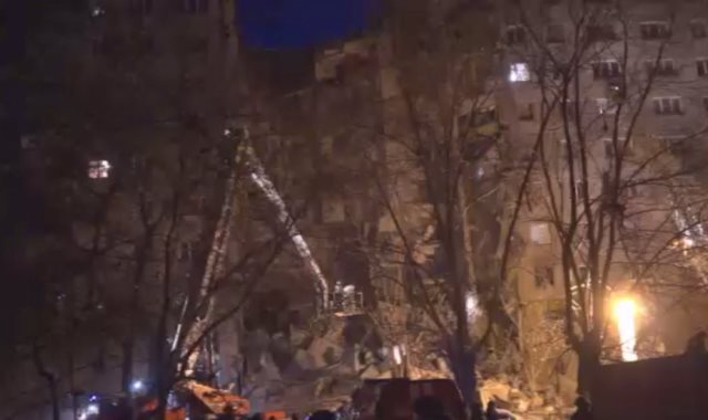 جانب من انهيار مبنى سكني بروسيا 