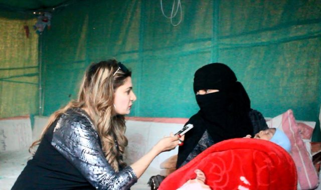 إحدى النازحات مع المراسلة فى اليمن