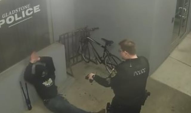  لص "غبى" يحاول سرقة دراجة هوائية من داخل قسم شرطة