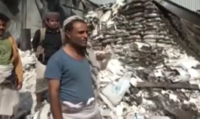 تدمير المواد الإغاثية باليمن