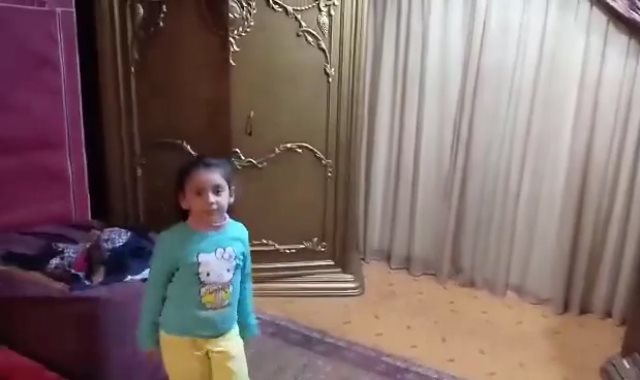 طفلة 4 سنوات ترقص
