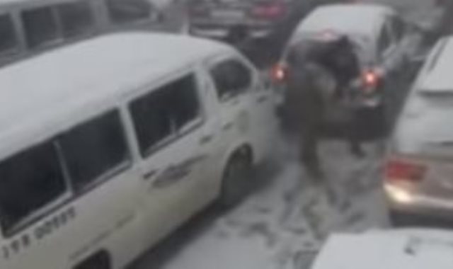 قطع الطريق الدولى بين سوريا ولبنان بسبب الثلوج