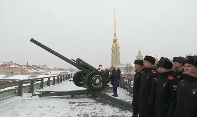   بوتين يطلق مدفع بسان بطرسبرج