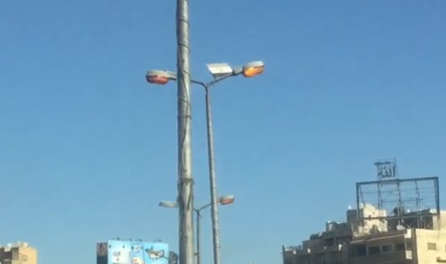 إضاءة أعمدة الإنارة فى عز الظهر بمنطقة السيدة زينب