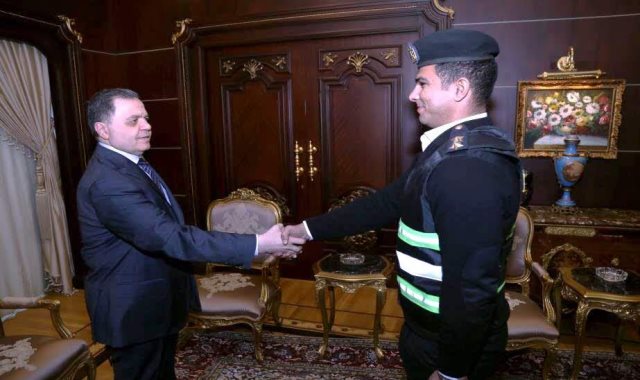 وزير الداخلية يكرّم ضابطا وأمين شرطة 