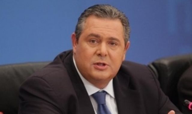 بانوس كامينوس وزير الدفاع اليونانى