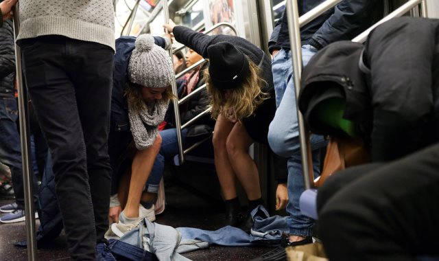 ركاب مترو نيويورك يحتفلون باليوم العالمى لخلع السروال
