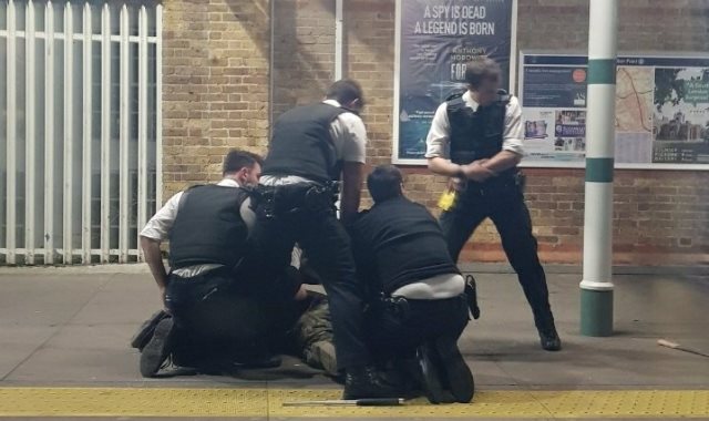 الشرطة البريطانية تسيطر على رجل يحمل ساطور