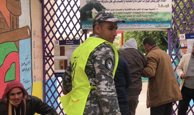 رجال الشرطة يساعدون المرضى فى انتخابات الإعادة بشمال سيناء