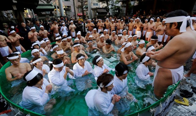 مئات اليابانيون يشاركون بمهرجان المياه المجمدة السنوى