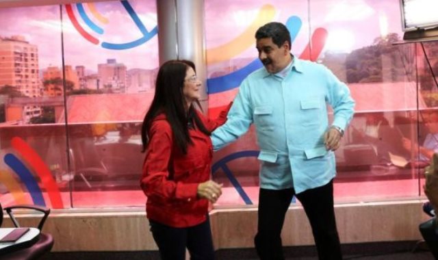 نيكولاس مادورو يرقص مع زوجته