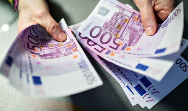 توقف التعامل بالورقة النقدية فئة 500 يورو
