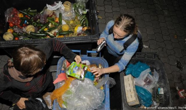 الألمانيتان أثناء اسخراجهما الطعام من القمامة