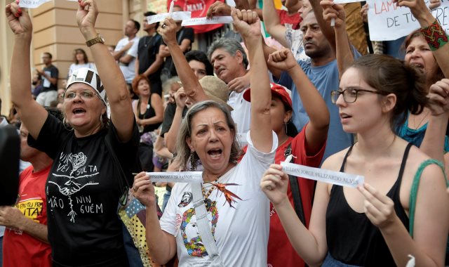 برازيليون يحتشدون للتظاهر بسبب أزمة السد