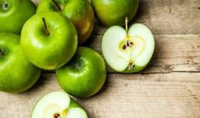   التفاح يساعدك في علاج انتفاخات الوجه