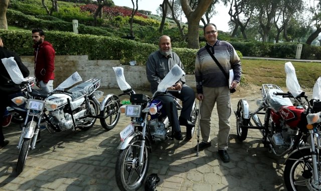 توزيع دراجات بخارية مجهزة لذوى الإعاقة
