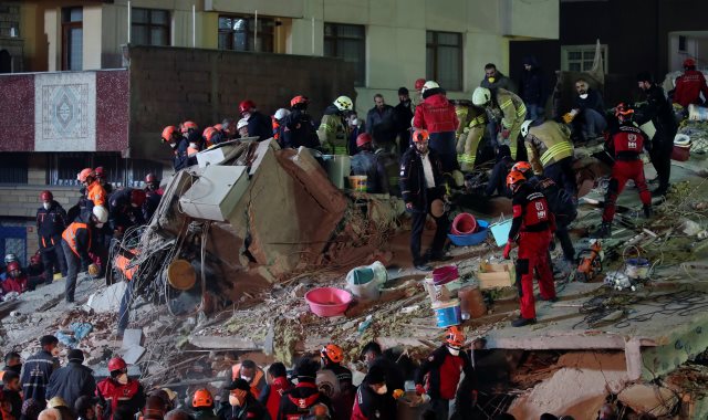 انهيار مبنى سكنى باسطنبول التركية   