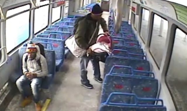 الأب يترك طفله الرضيع داخل القطار
