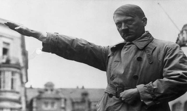 هتلر يؤدي التحية النازية