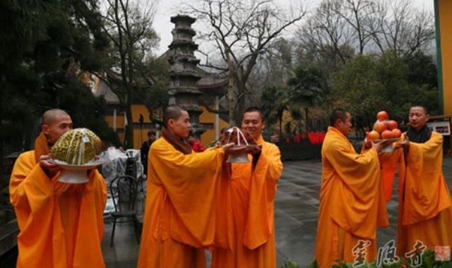 البوذيون يتحدون ثلوج التبت