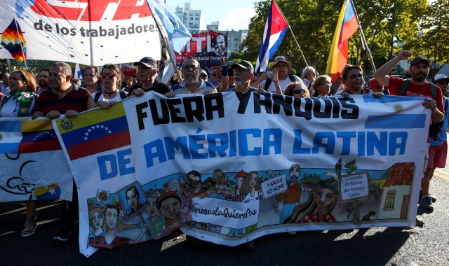 احتجاجات أمام سفارة أمريكا بالأرجنتين 