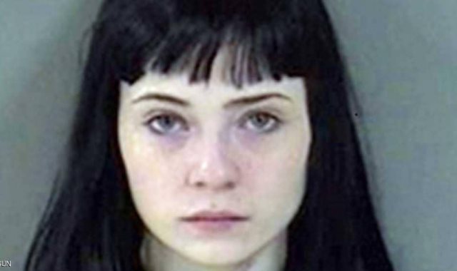 الفتاة المتهمة بضرب خطيبها متهمة أيضا بالاعتداء على الشرطة