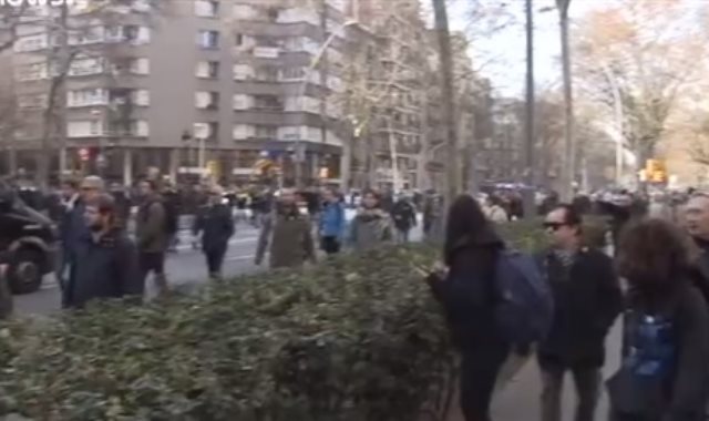 اشتباكات بين الشرطة الاسبانية ومحتجين فى برشلونة