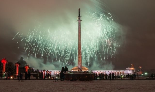 الألعاب النارية تضيء سماء موسكو
