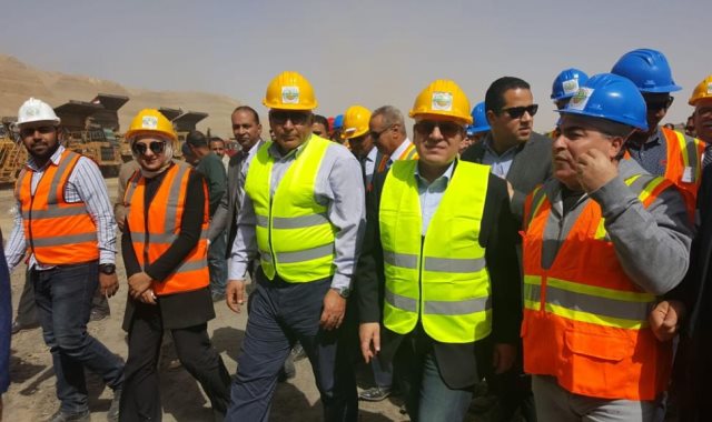  وزير البترول مع العاملين بمجمع فوسفات أبو طرطور
