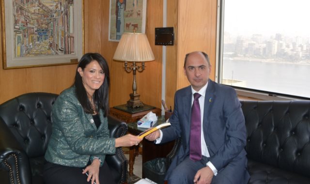 رانيا المشاط وزيرة السياحة مع سفير دولة أوكرانيا