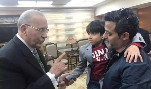 وزير العدل مع الطفل محمد إيهاب سماحة