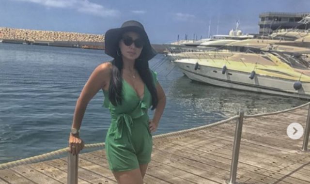 رانيا يوسف بالشورت على الشاطئ 