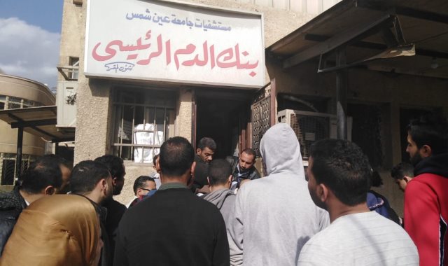 مواطنون يتسابقون للتبرع بالدم لمصابى حادث محطة مصر