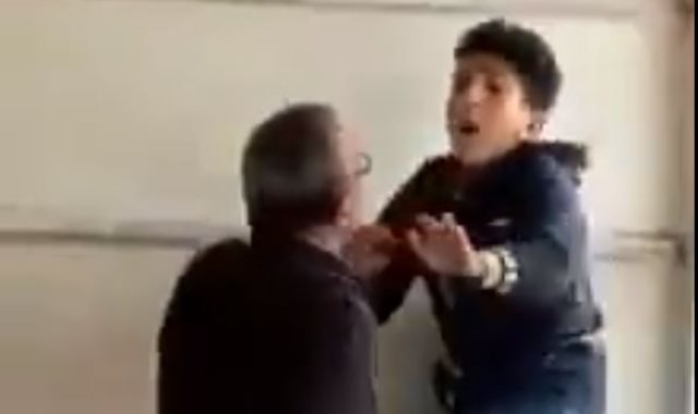 مدرس يعتدى بالضرب على طالب