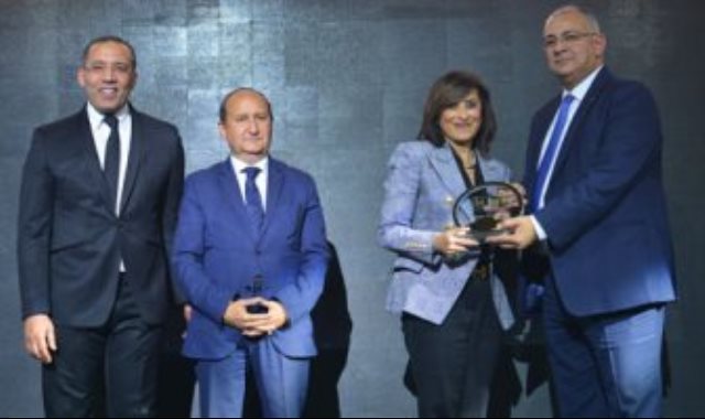 تكريم الدكتورة منال حسين الرئيس التنفيذي لشركة اوراسكوم للتنمية مصر