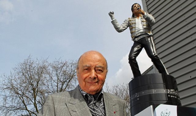 محمد الفايد مع تمثال مايكل جاكسون