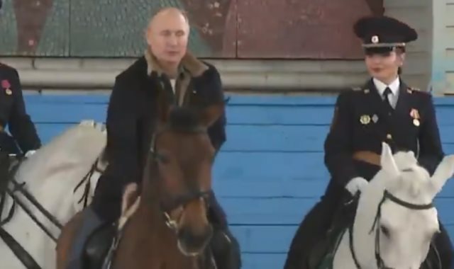 بوتين فوق الحصان